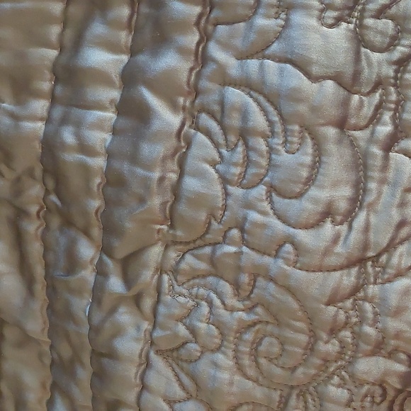 Queen size coverlet/ bedspread - Picture 4 of 7